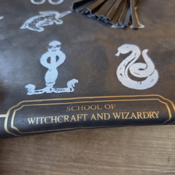 Hot Topic Bioworld Harry Potter Back to Hogwarts Symbol Faux Leather Tote Bag - Picture 5 of 12